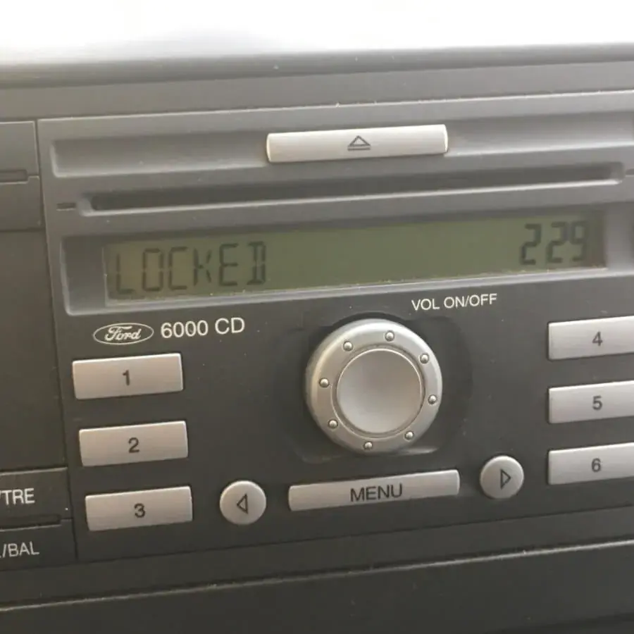 Rádio Ford 6000 CD com o visor bloqueado